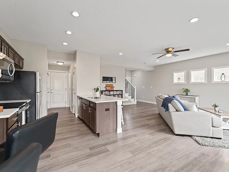 900 Kinney Cir NE — Photo 8