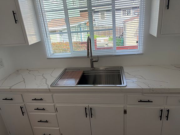 Beautiful new quartz kitchen counters.