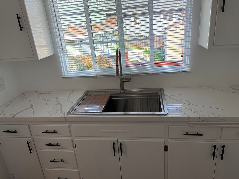 Beautiful new quartz kitchen counters.