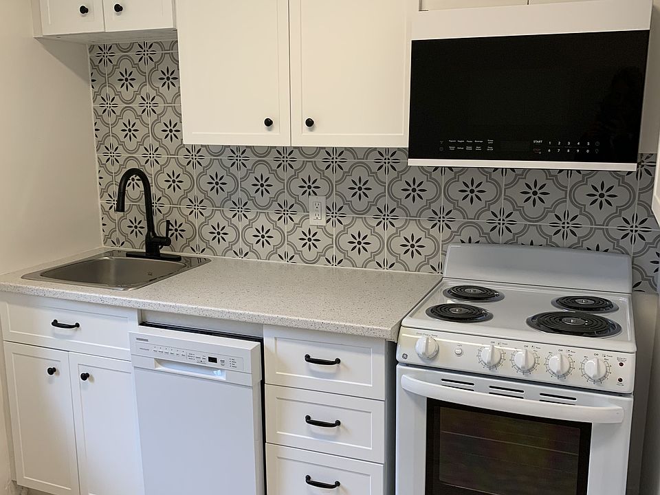 1st image of 146 Bleecker Ave