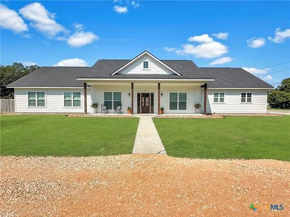 317 N Market St, Flatonia, TX 78941