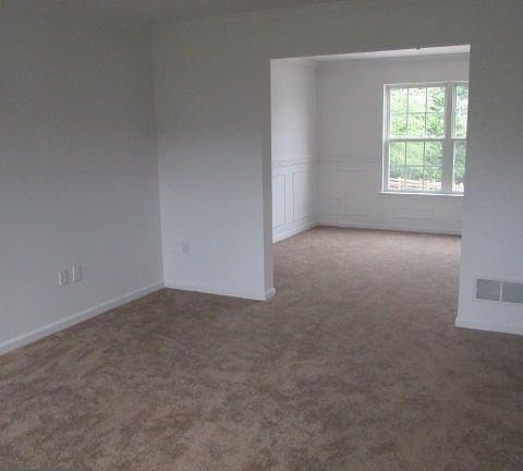 4th image of 143 Durham Dr