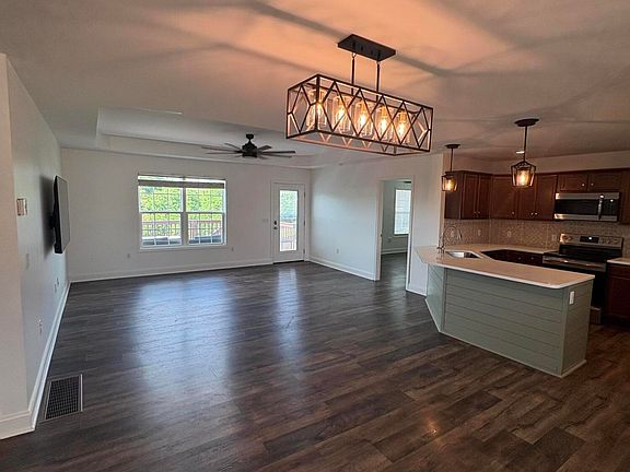 5th image of 632 Fairfax Ln
