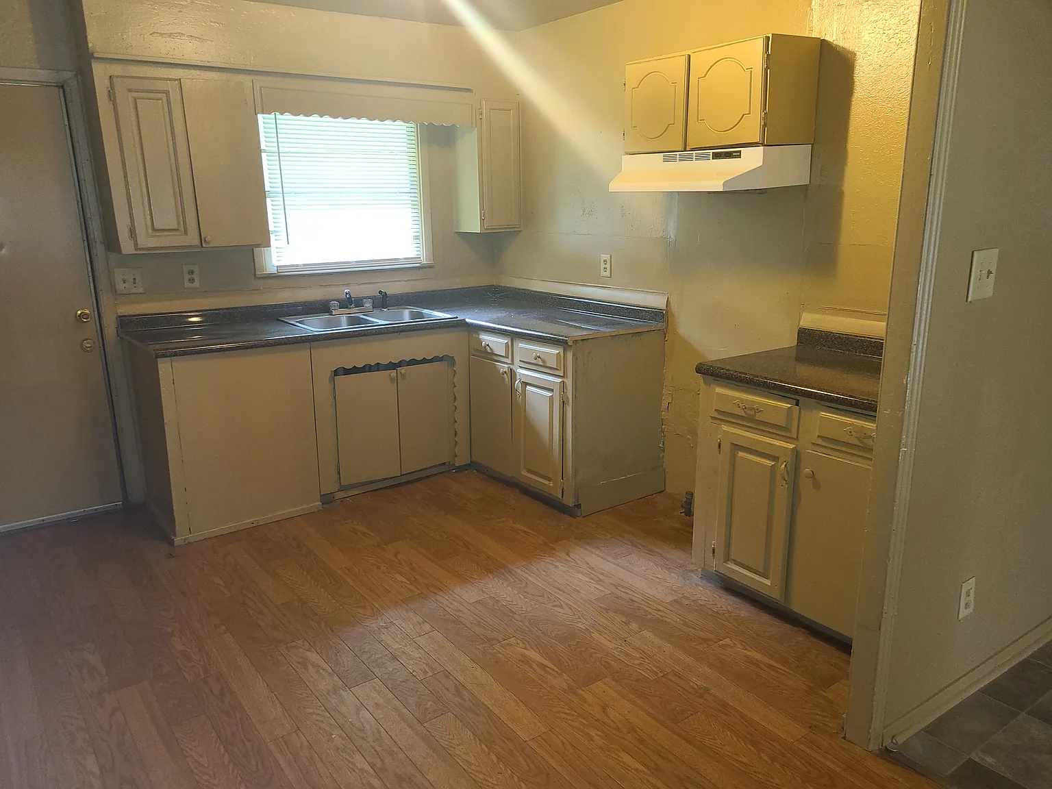 3 bed, 1106 sqft, $800 — Photo 2