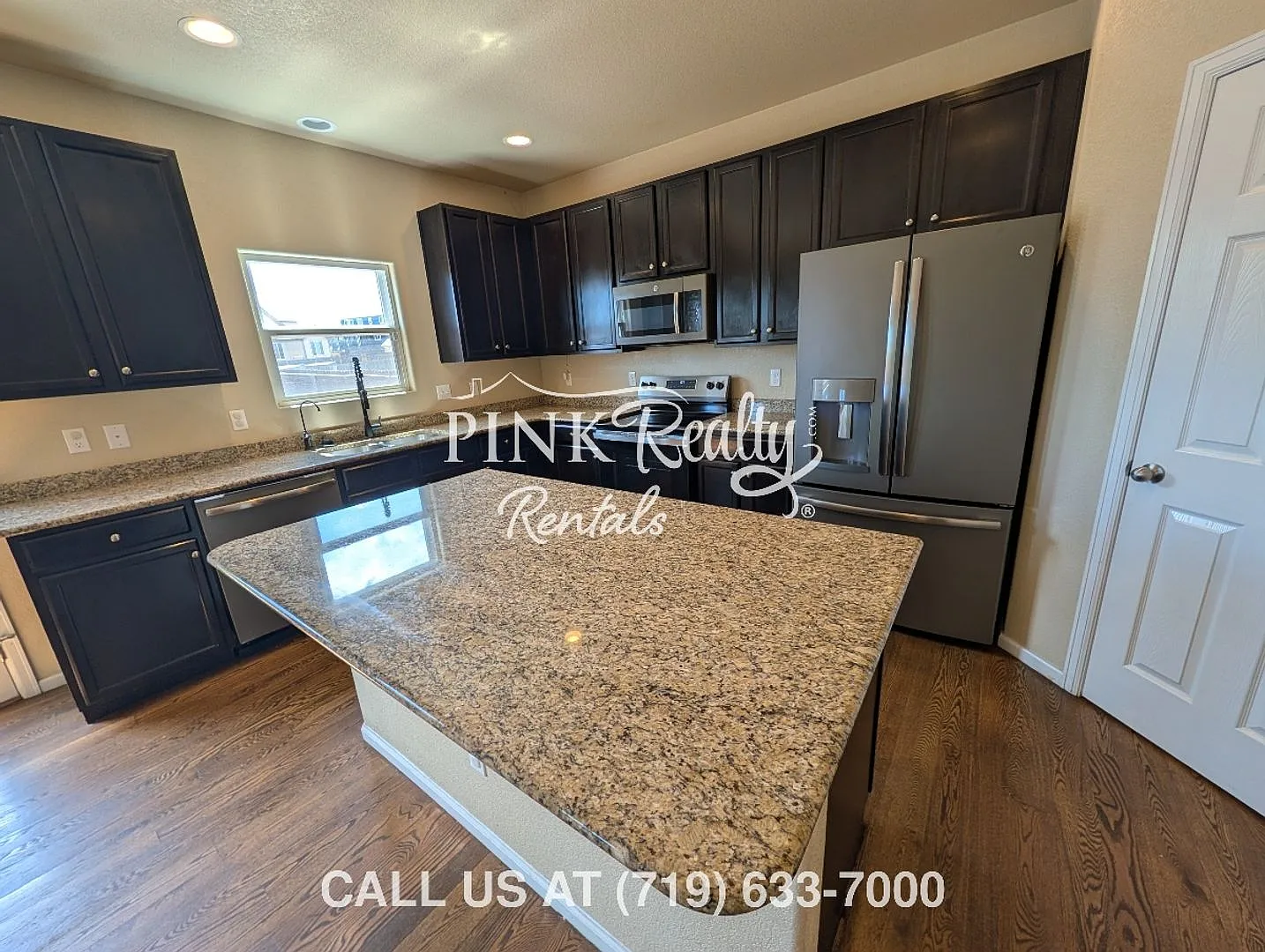 Beautiful 4-Bed in Ideal Location — Photo 3