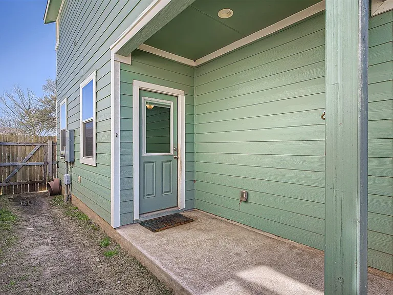 1604 Los Olivios Way — Photo 22