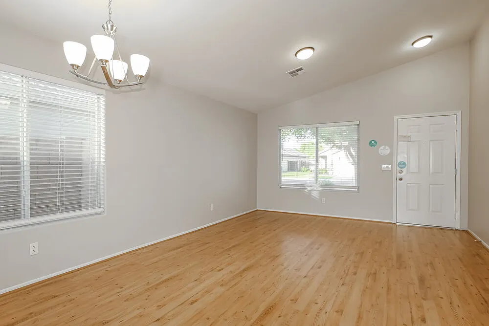 3 bed, 2.0 bath, 1324 sqft, $2,260 — Photo 3