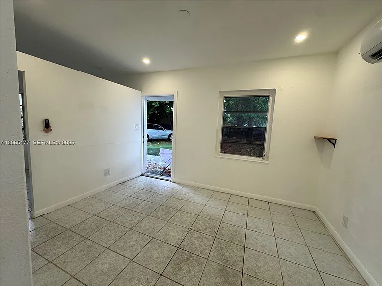 2380 NW Flagler Ter #R — Photo 7