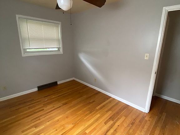 3rd image of 1221 Baron Ave