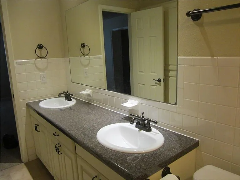 2729 Hurstview Dr — Photo 16