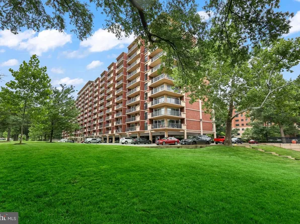 1300 Army Navy Dr APT 320, Arlington, VA 22202
