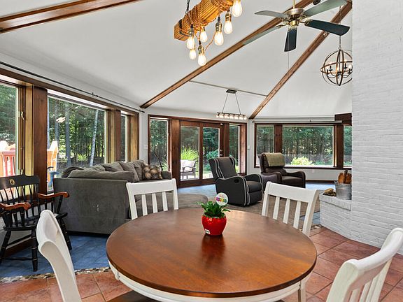 3rd image of 220 Fort Hill Road