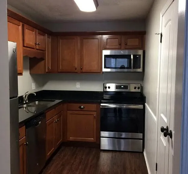 Essex Square Apartments — Photo 3