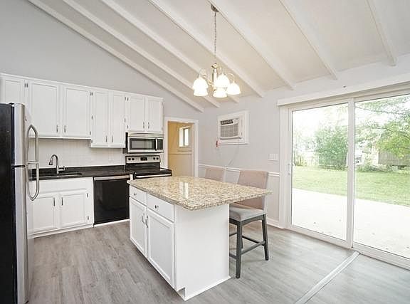 2nd image of 644 Chateau Dr