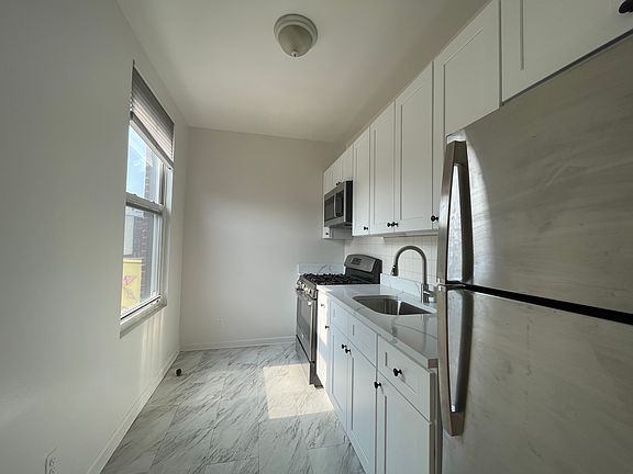 3rd image of 946 Manhattan Ave APT 3F