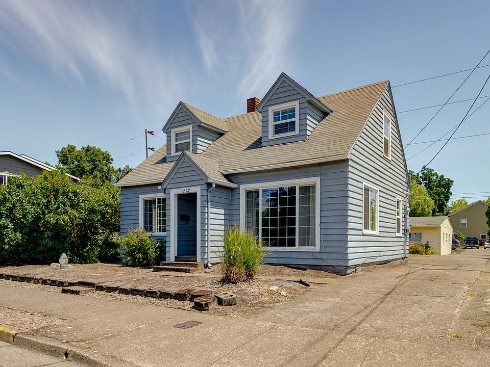 This wonderful house on Kings is close to Campus, Coffee Culture and Fred Meyer.