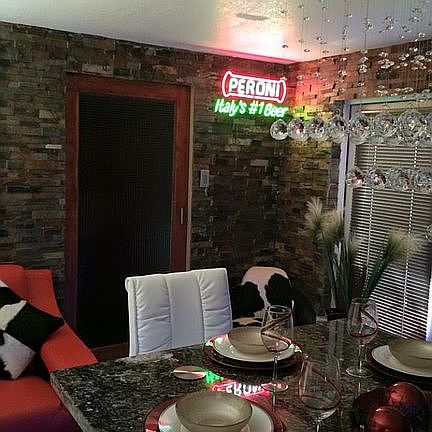 FORMAL DINING ROOM / BAR