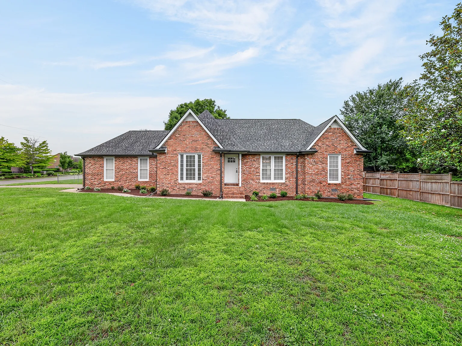 3 bed, 2200 sqft, $2,700 — Photo 4