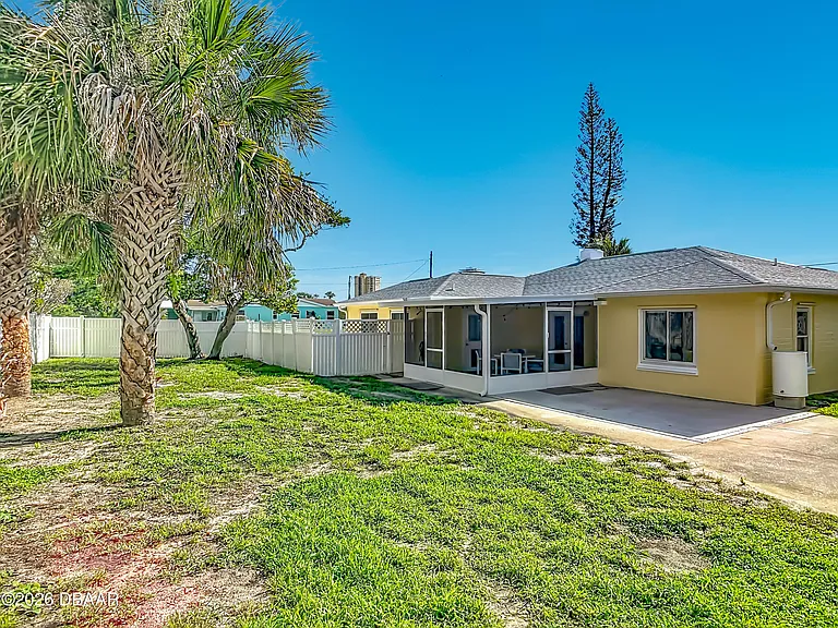 1621 N Oleander Ave — Photo 48
