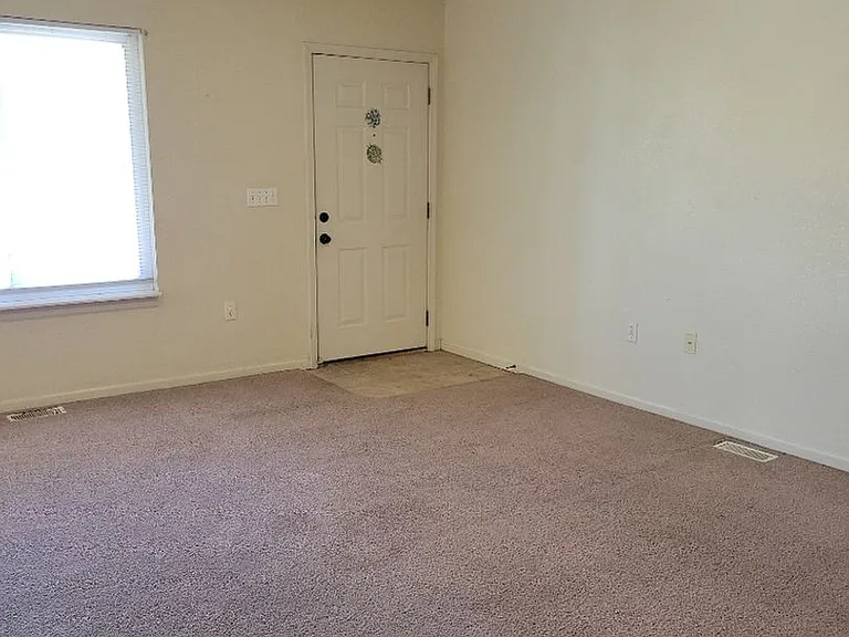 631 Scottsvale Dr — Photo 2