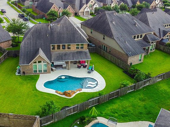Spacious lot