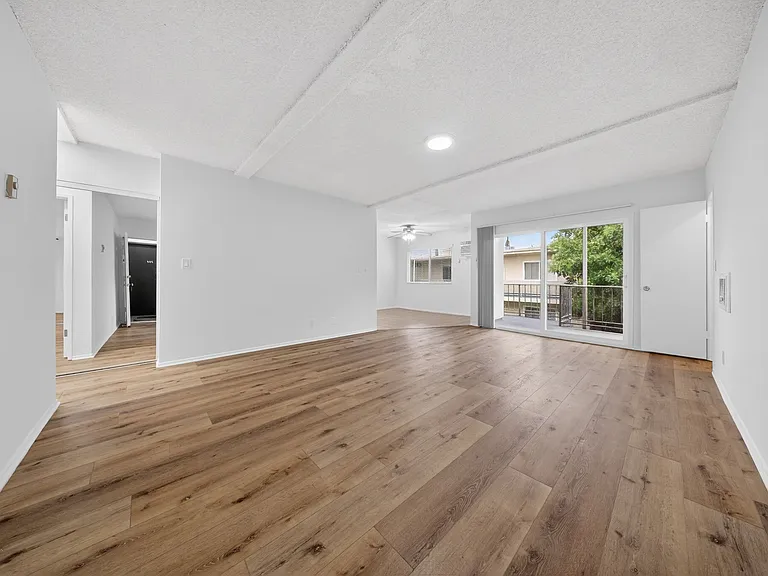 20317 Saticoy St — Photo 8
