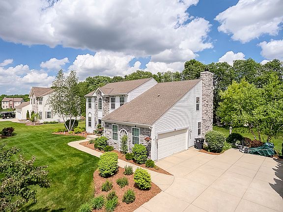 4th image of W154N6124 Hickory Hollow Ct