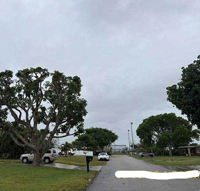Exterior Neighborhood (street photo)