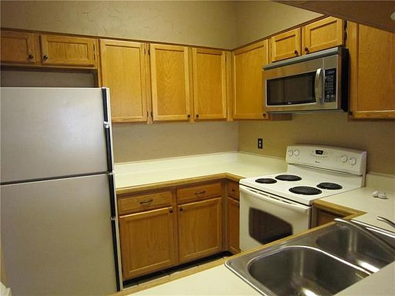 5th image of 228 Nixon St