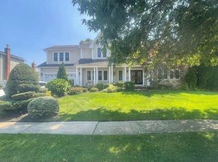 9 London Rd, Syosset, NY 11791