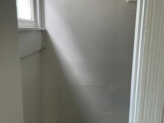 3rd image of 223 Floral Ave Floor 1