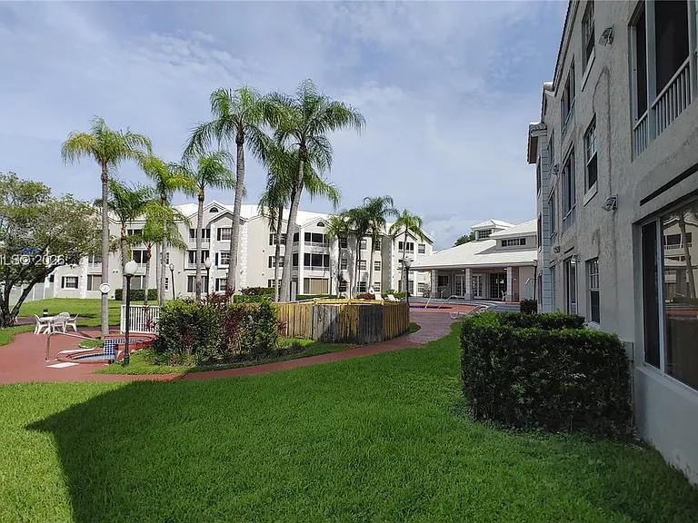 2850 N Oakland Forest Dr #309 — Photo 1