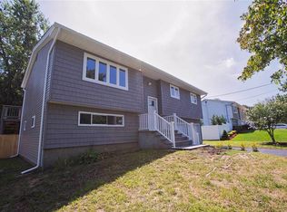 82 Oakridge Dr, Bay Shore, NY 11706