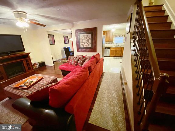 2nd image of 905 Castlewood Dr
