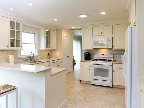 5th image of 8 Oakland Ln