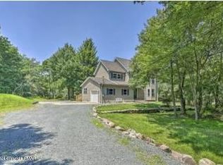 121 Red Oak Ct, Long Pond, PA 18334