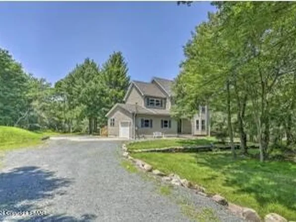 121 Red Oak Ct, Long Pond, PA 18334