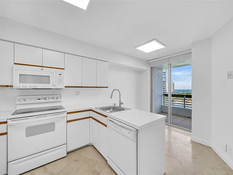 3600 Mystic Pointe Dr #1816 — Photo 10