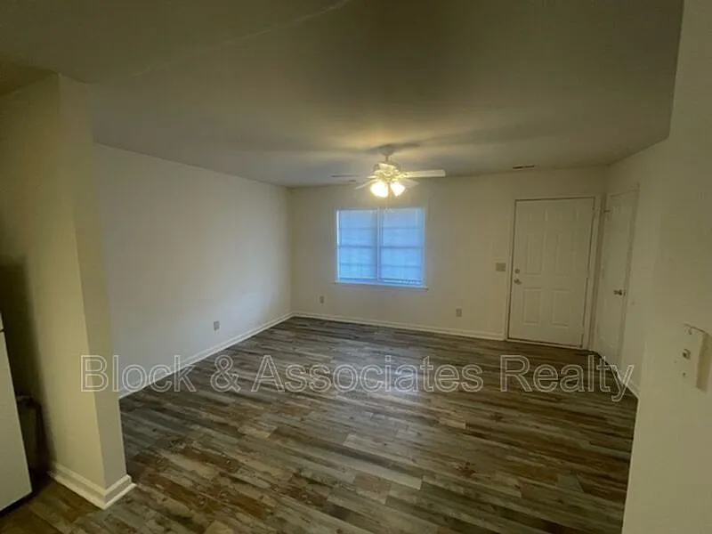 2 bed, 1.0 bath, $995 — Photo 3
