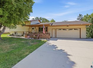 107 W 5th St, Dell Rapids, SD 57022