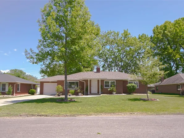 1705 Spruce St, Highland, IL 62249