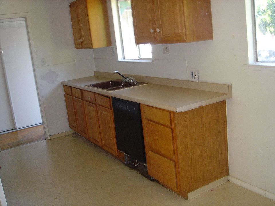 2nd image of 1113 Charles St