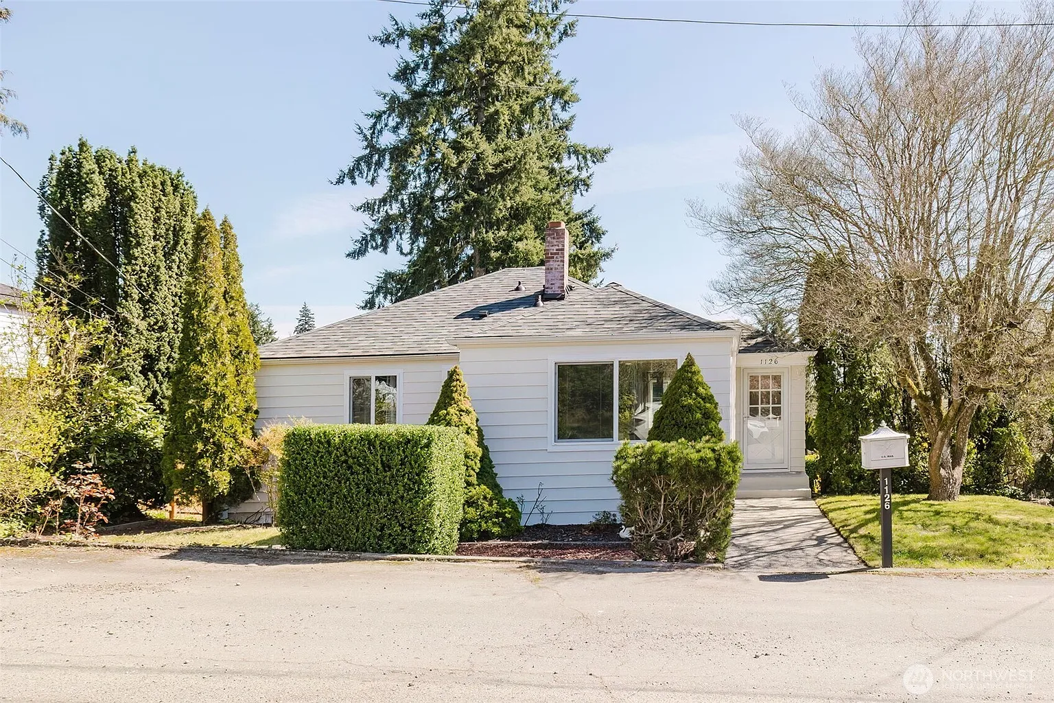 1126 Evans Avenue W photo 1