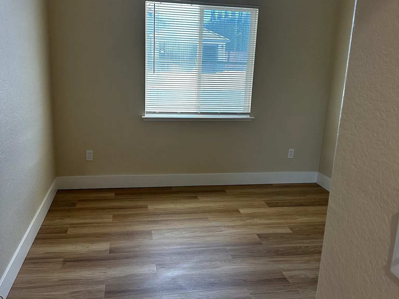 6 bed, 2759 sqft, $2,995 — Photo 3