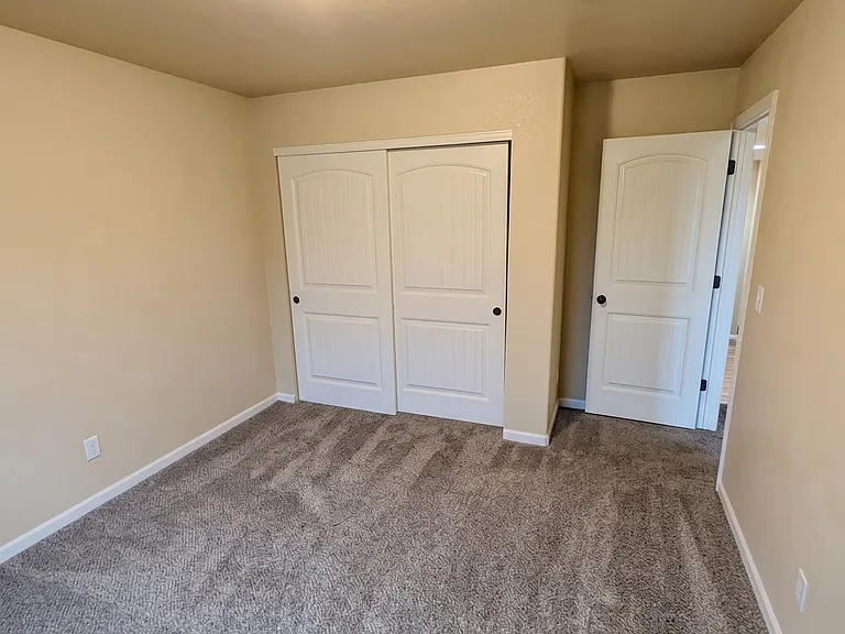Kid/Office/Spare bedroom with closet