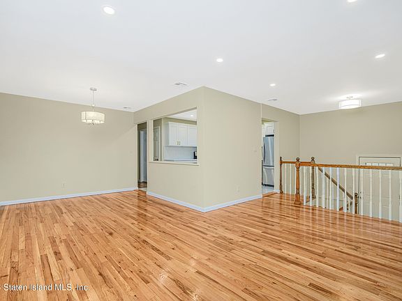 4th image of 727 Stafford Ave