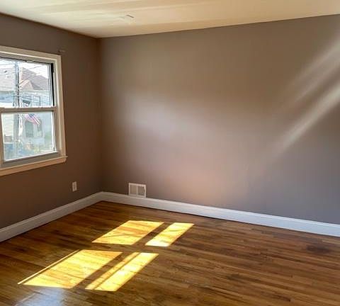 5th image of 247 Wellbrook Ave