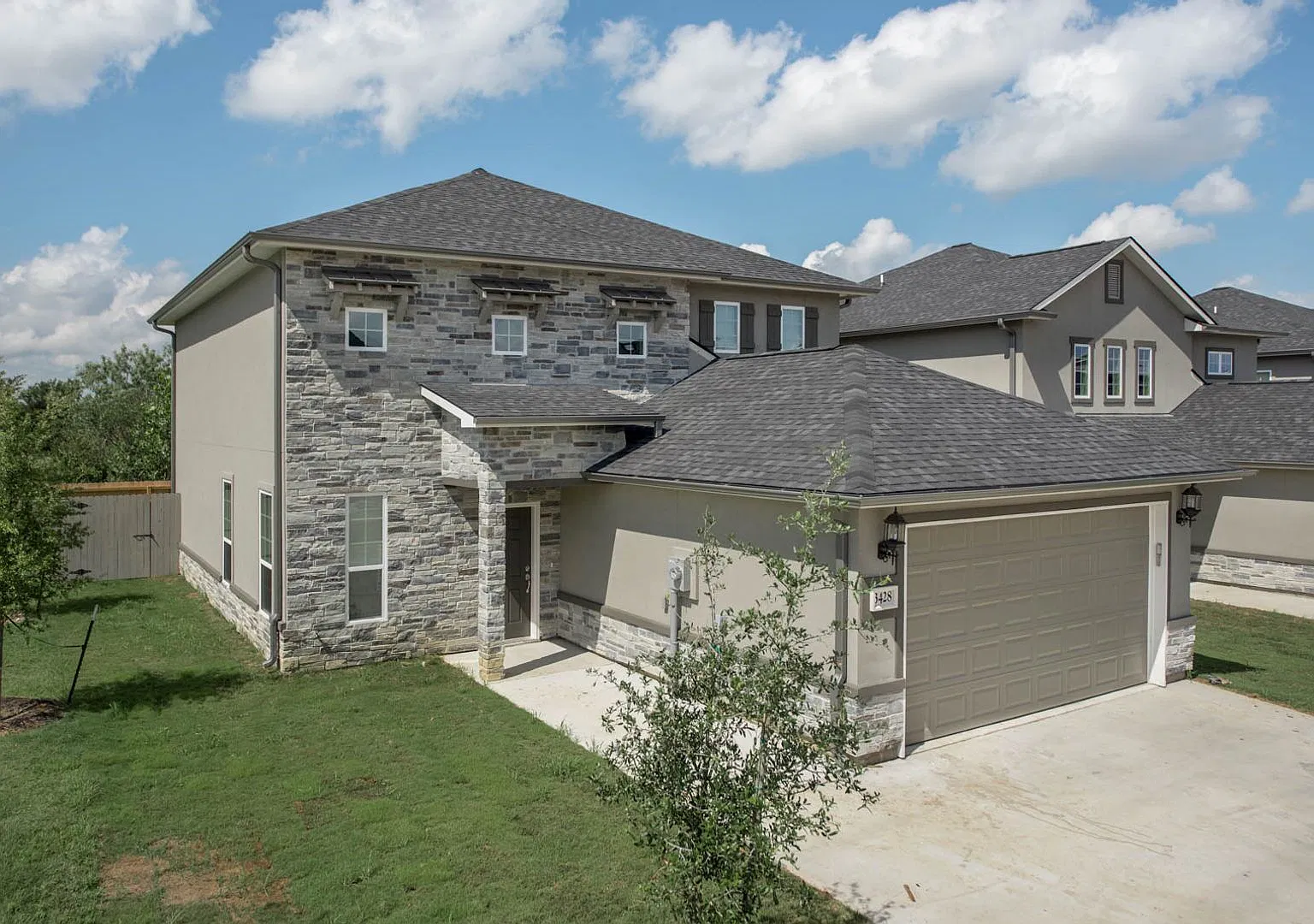 Now Pre-Leasing for August 2027! Five Bed Luxury Home in Pershing Pointe Villas! — Photo 2