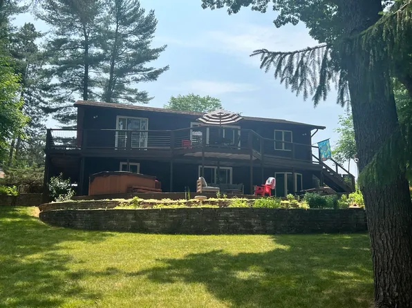 N2898 Highland Ln, Waupaca, WI 54981