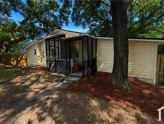 2 bed, 900 sqft, $1,800 — Photo 1